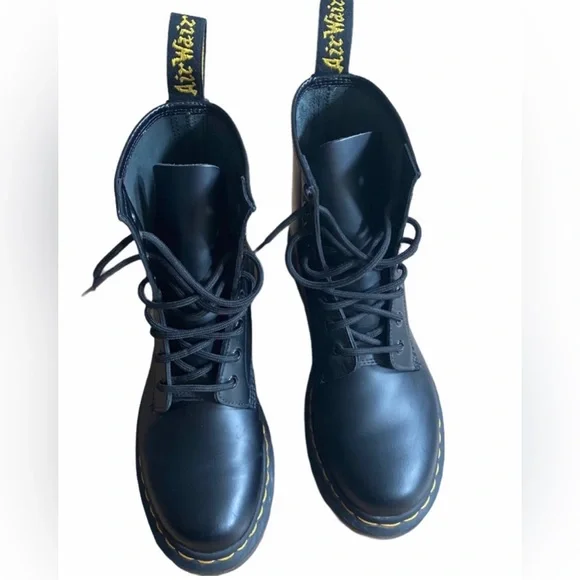 Dr. Martens 1460 Boots Sz 8 Smooth Leather
8 Eye - Picture 3 of 7